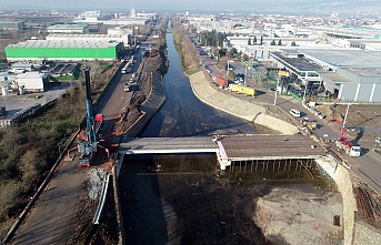 Başyiğit Caddesi ile Kanal Yolu Caddelerini birbirine bağlayacak köprüde kiriş montajı yapıldı