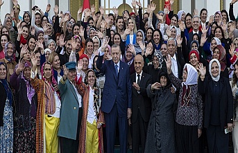 Cumhurbaşkanı Erdoğan "Toprağa İz Bırakan Kadınlar Programı"na sürpriz katılım gerçekleştirdi