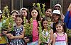 Okul bahçeleri, camiler çocukların çiçekleriyle süsleniyor