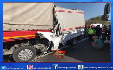 Tıra çarpan kamyonetin sürücüsü öldü