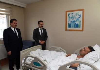 Vali Aksoy Şehidimizin Babasını Hastanede Ziyaret Etti