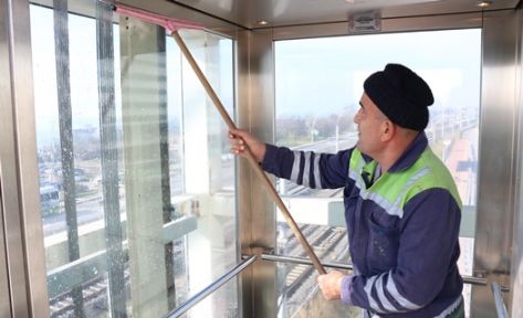 Yaya köprülerindeki asansörler düzenli olarak temizleniyor