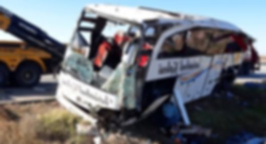 Yolcu otobüsü devrildi:1 ölü 40 yaralı