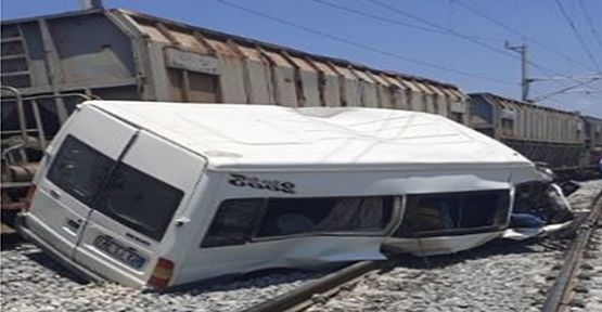 Yük Treni Servis Minibüsüne Çarptı:1 ölü 8 yaralı