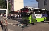 Halk otobüslerine neler oluyor..  Aynı yerde 2 günde 2'nci kaza ;15 yaralı!