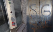 Asansörü boyayıp kapısını tekmeleyerek, zarar verdiler