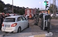 Hafif ticari araçla otomobilin çarpışması sonucu 2 kişi yaralandı