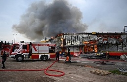 Kocaeli'deki dev markette büyük yangın!