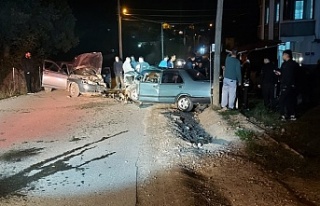 Gebze'de iki otomobil kafa kafaya çarpıştı:...