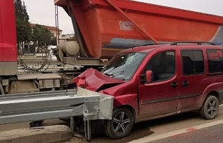 Gebze'de bir araç bariyerlere çarptı; 1 yaralı!