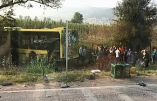 Bursa'da belediye otobüsü kamyonete çarptı:...