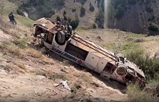 Kars'ta yolcu otobüsü viyadükten düştü:...