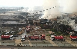 Bursa'daki yanan fabrikalarda soğutma çalışmaları...