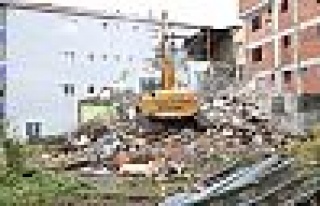 Çayırova'da metruk bina yıkıldı