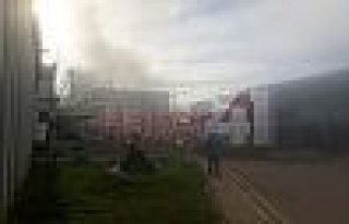 Çayırova'daki Cam Elyaf Fabrikası'nda Yangın Çıktı...