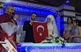Çiftlere en güzel nikah hediyesi; Türk bayrağı...