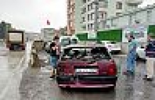 Karamürsel'de kamyonla otomobil çarpıştı: 2 yaralı