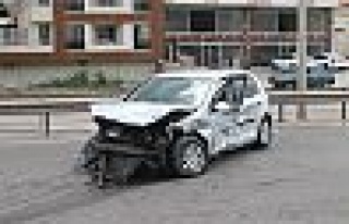  Kocaeli'de iki otomobil çarpıştı: 3 yaralı