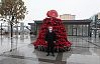 Pişmaniyeciler meydanına Atatürk çiçekli fotoğraf...