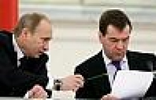 Putin kendi yerine Medvedev'i önerdi