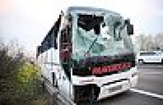  Sakarya'da yolcu otobüsü devrildi: 32 yaralı 