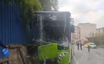 Belediye otobüsü ile otomobil çarpıştı; 1 ölü 2 kişi yaralı