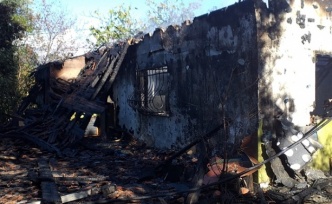 Yaşlı adamın evi tamamen yandı