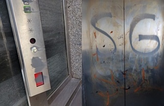 Asansörü boyayıp kapısını tekmeleyerek, zarar verdiler