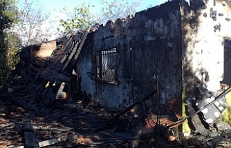 Yaşlı adamın evi tamamen yandı