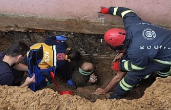 Toprağa gömülen işçiyi ekipler 1,5 saatlik çalışma sonucu çıkardı!