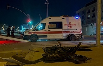 Ambulans ve otomobilin çarpıştığı kazada 4 kişi yaralandı!