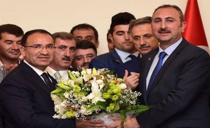 Adalet Bakanı Abdulhamit Gül istifa etti yerine Bekir Bozdağ atandı