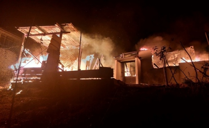 Gebze'de tek katlı ev alev alev yandı