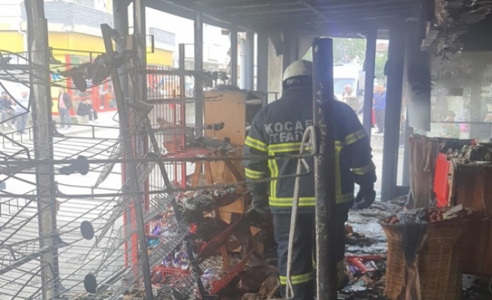 Darıca'da bir sitenin altında bulunan markette yangın çıktı